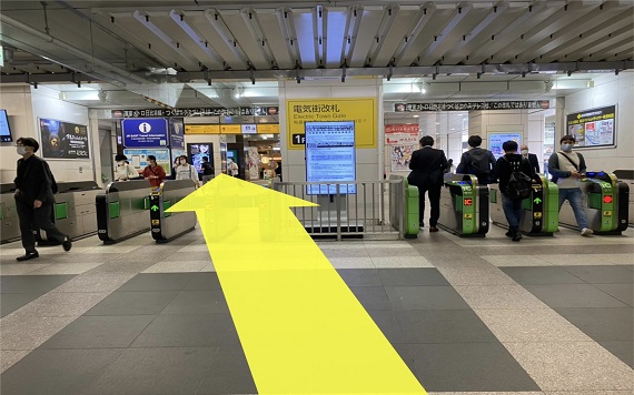 「JR秋葉原 電気街口」をまっすぐ進みます。