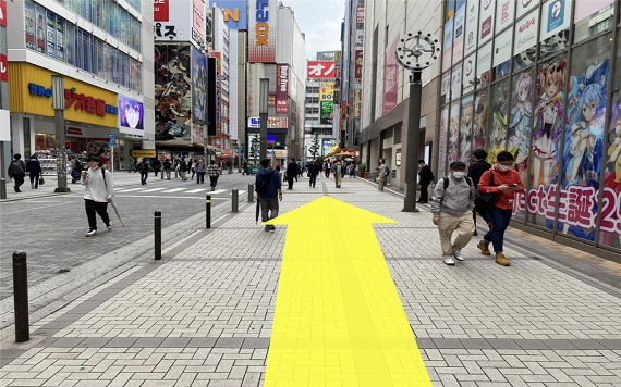 約20秒を直進し、キングダム 秋葉原駅前を右に曲がったらアメモバ 秋葉原店です。