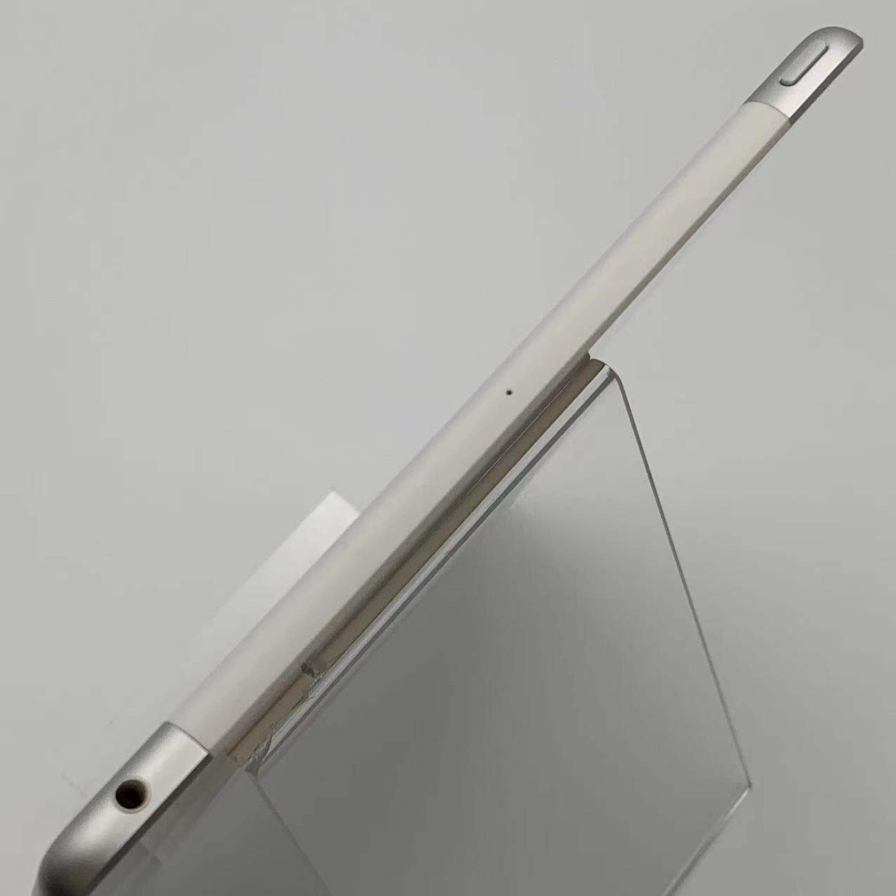 iPad 第6世代 32GB MR6P2J/A au版SIMフリー