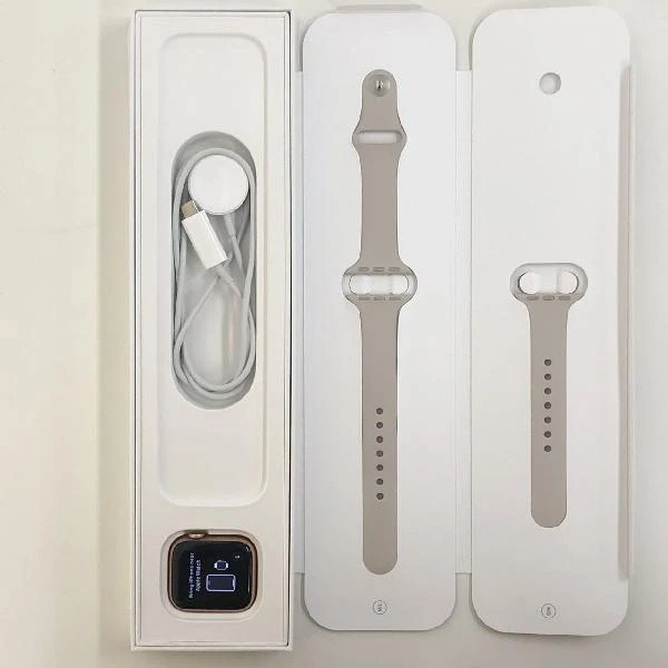 Apple Watch SE GPSモデル 32GB MKQ03J/A A2351 新品同様