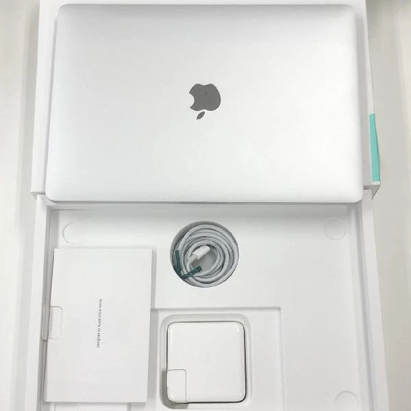 MacBook Pro 13インチ 2020 Thunderbolt 3ポートx4  2Ghz Core i5 16GB 512GB 新品同様 シルバー