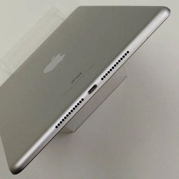 iPad 第5世代 Wi-Fiモデル 32GB MP2G2J/A A1822 美品