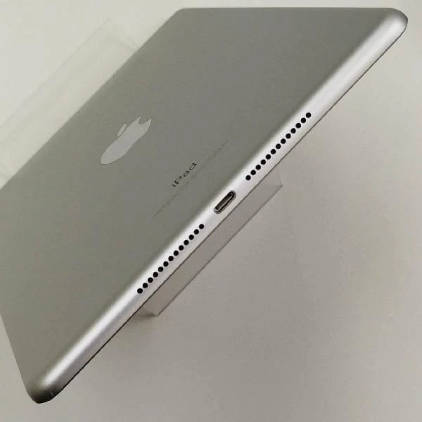 iPad 第5世代 Wi-Fiモデル 32GB MP2G2J/A A1822 極美品