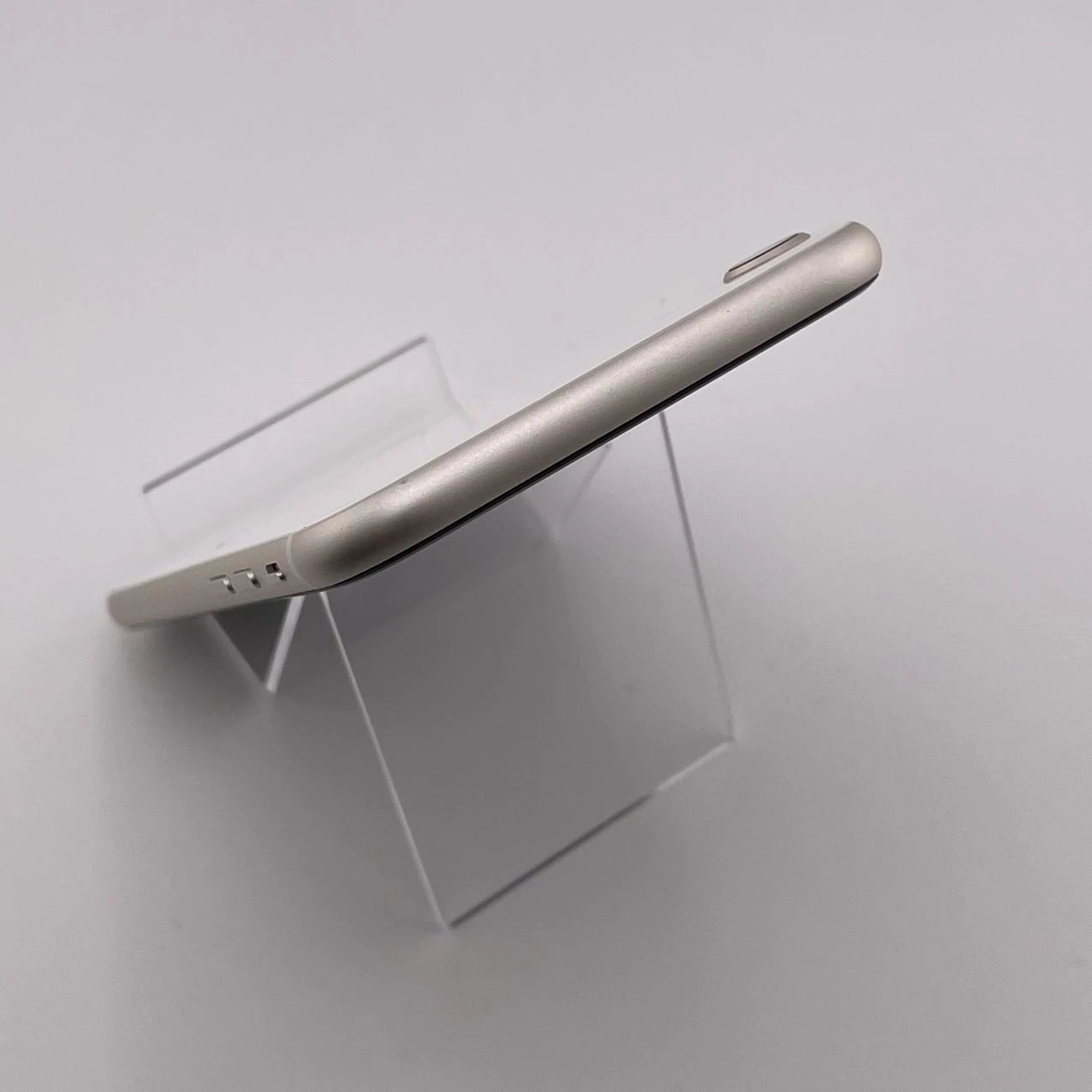 iPhoneSE 第3世代 Apple版SIMフリー 64GB MMYD3J/A A2782