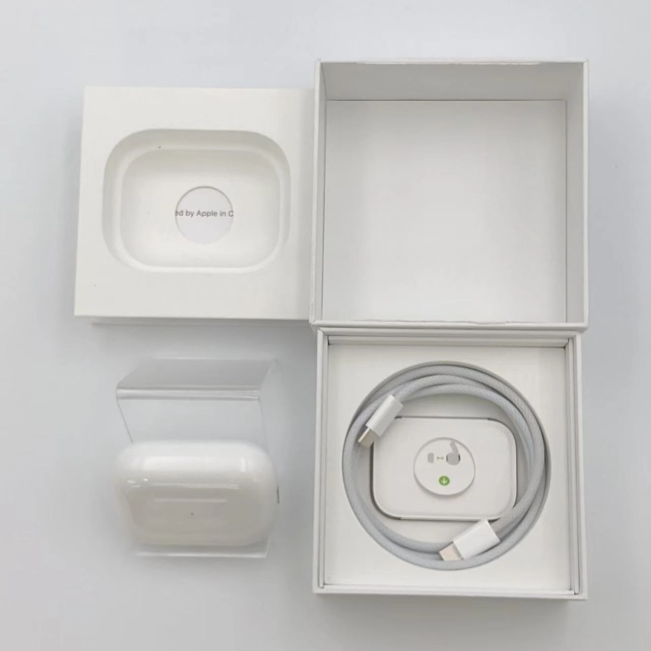 AirPods Pro 第2世代 MagSafe充電ケース（USB-C）付き ホワイト MTJV3J/A