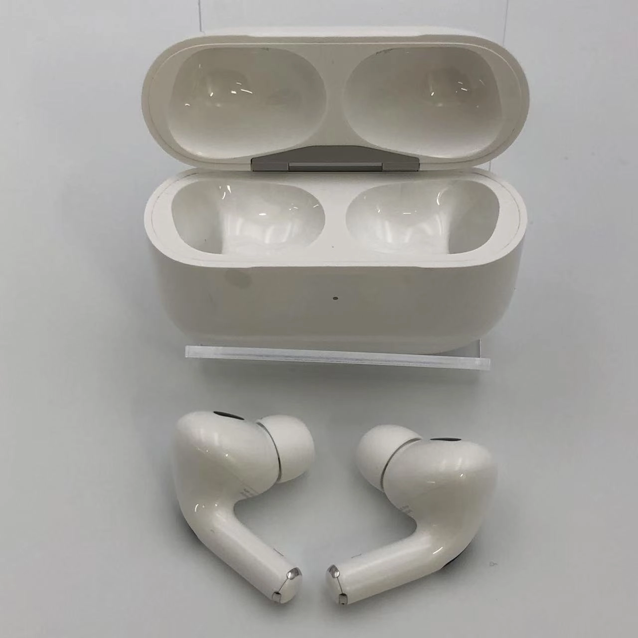AirPods Pro 第2世代 MagSafe充電ケース（USB-C）付き ホワイト MTJV3J/A