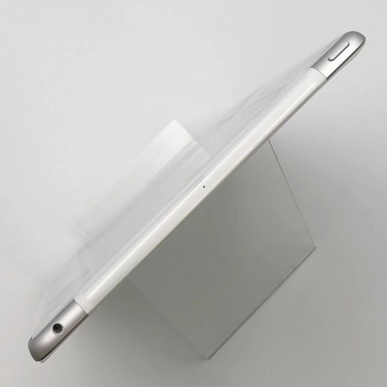 iPad 第8世代 Wi-Fi+Cellularモデル 32GB シルバー MYMJ2J/A docomo版SIMフリー