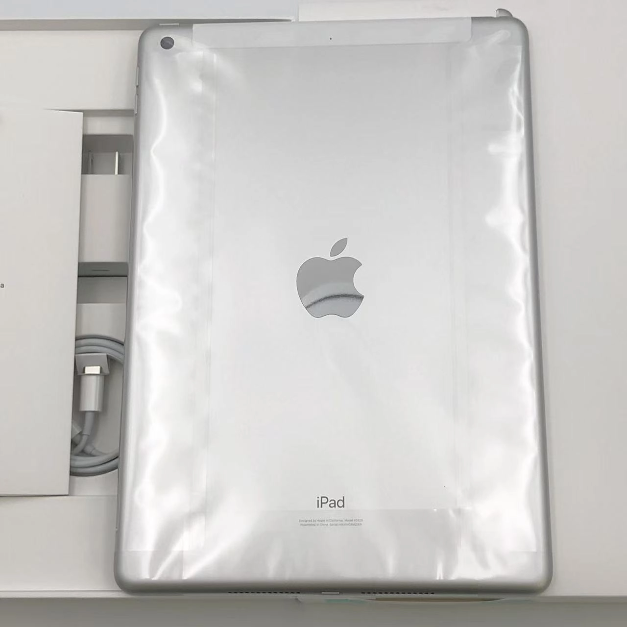 iPad 第8世代 Wi-Fi+Cellularモデル 32GB シルバー MYMJ2J/A docomo版SIMフリー