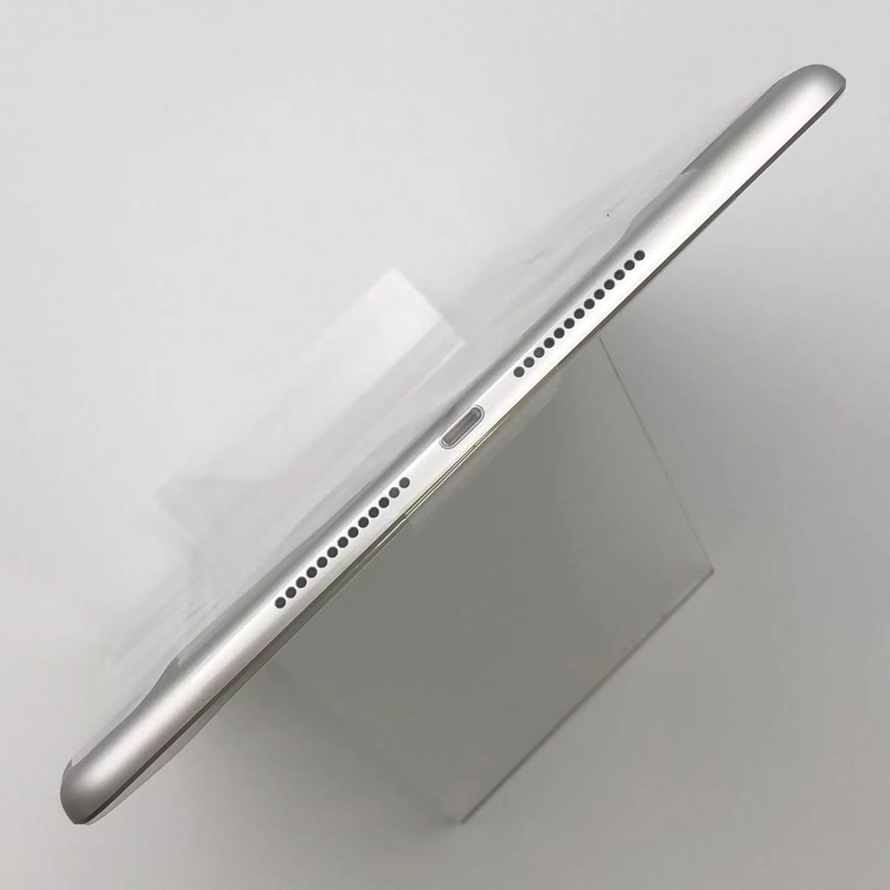 iPad 第8世代 Wi-Fi+Cellularモデル 32GB シルバー MYMJ2J/A docomo版SIMフリー