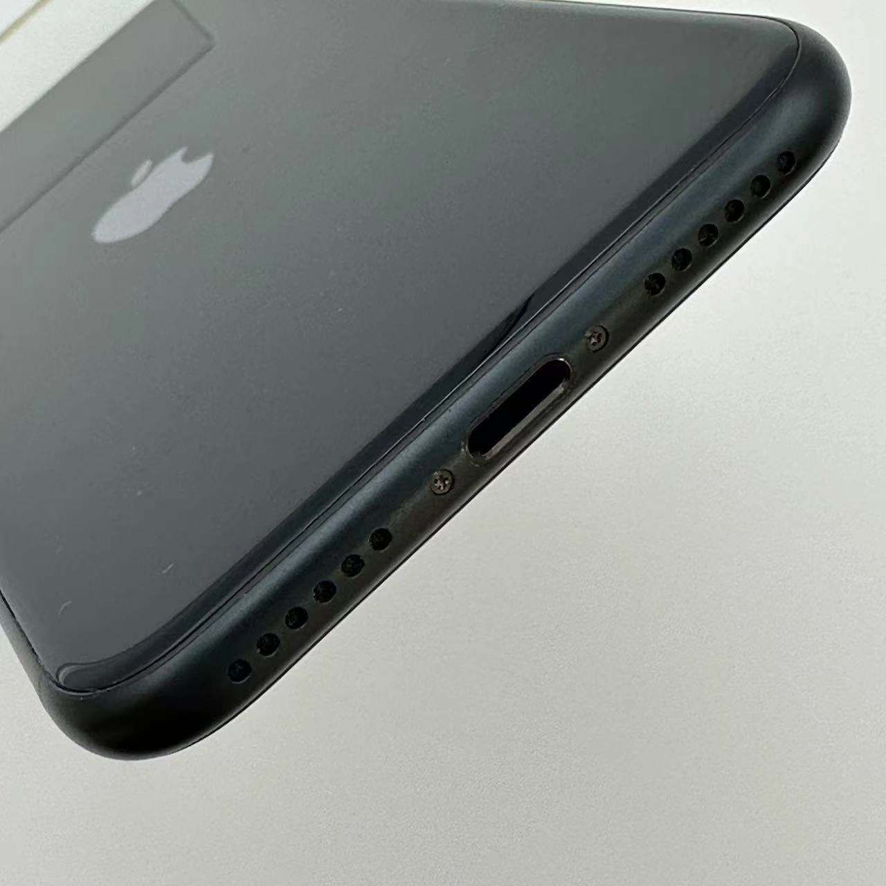 iPhoneSE 第3世代 64GB ミッドナイト MMYC3J/A Apple版SIMフリー 極美品