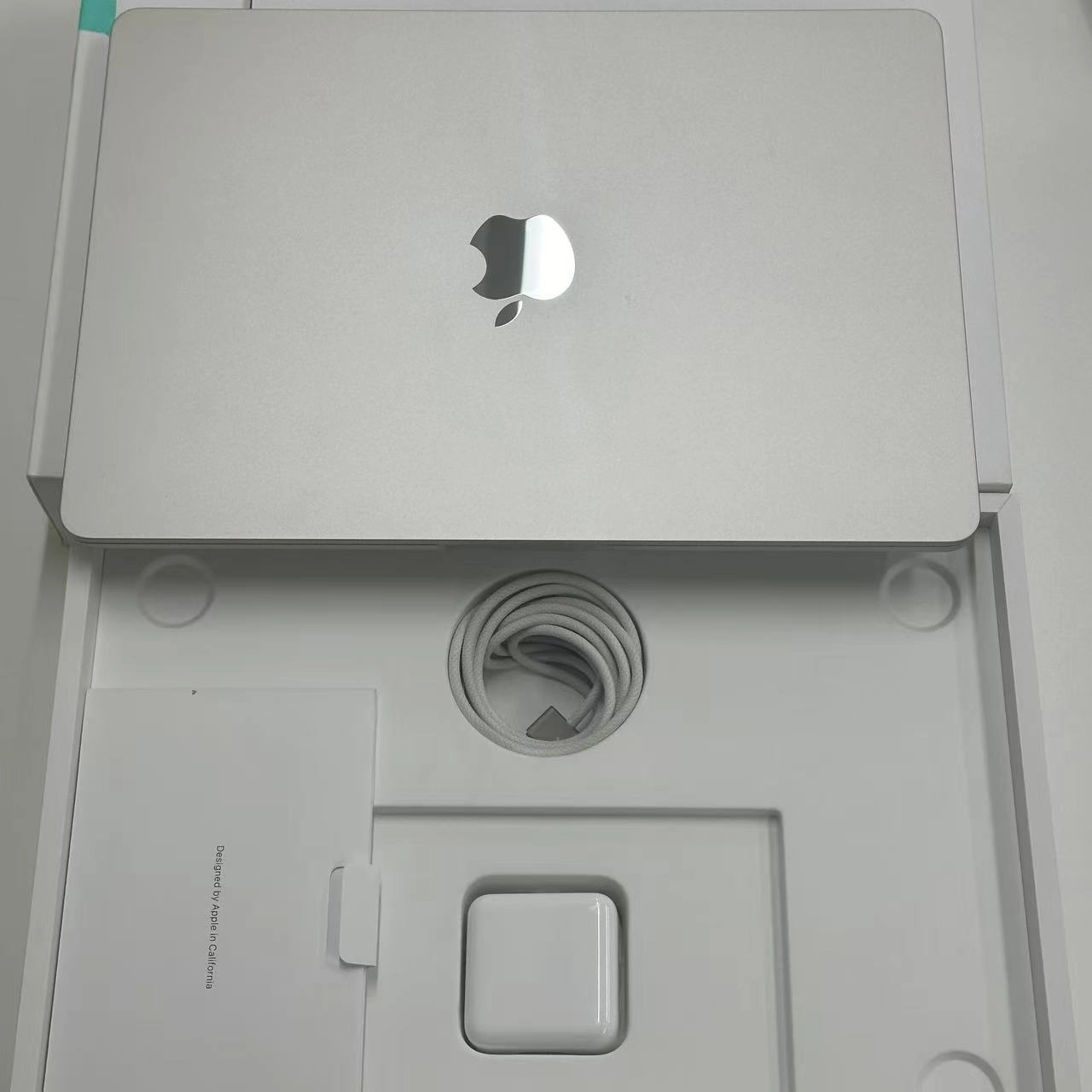 MacBook Air 13インチ M3 2024 16GB 512GB スターライト MXCU3J/A 新品同様 16GB/512GB