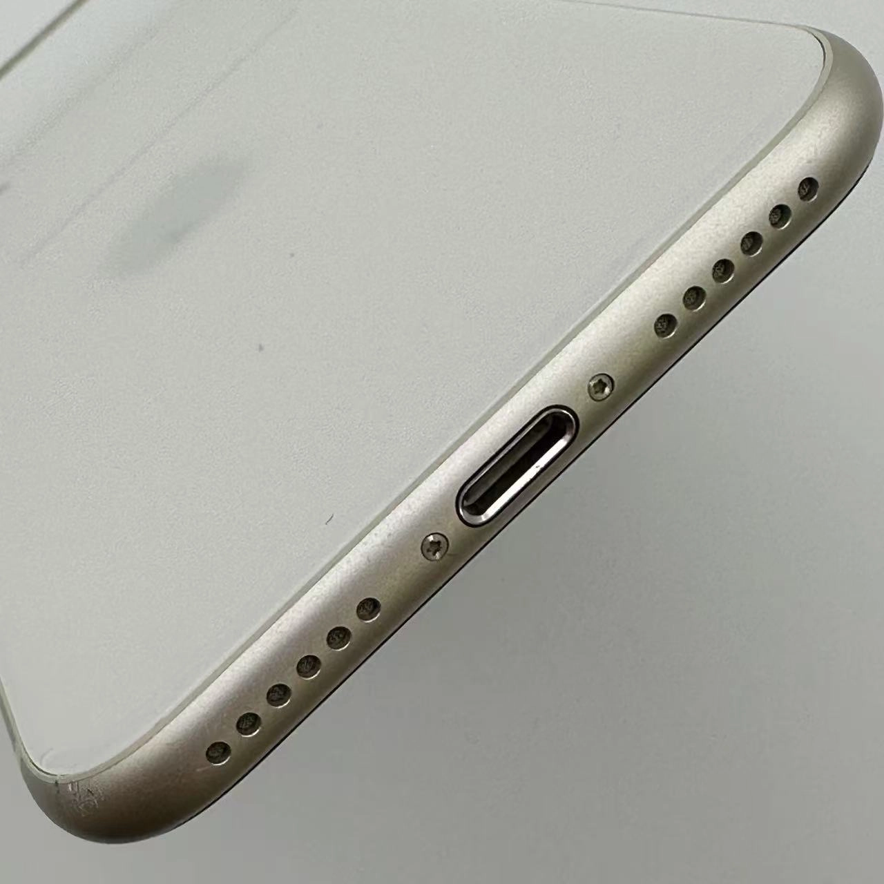 iPhoneSE 第3世代 256GB スターライト MMYK3J/A Apple版版SIMフリー