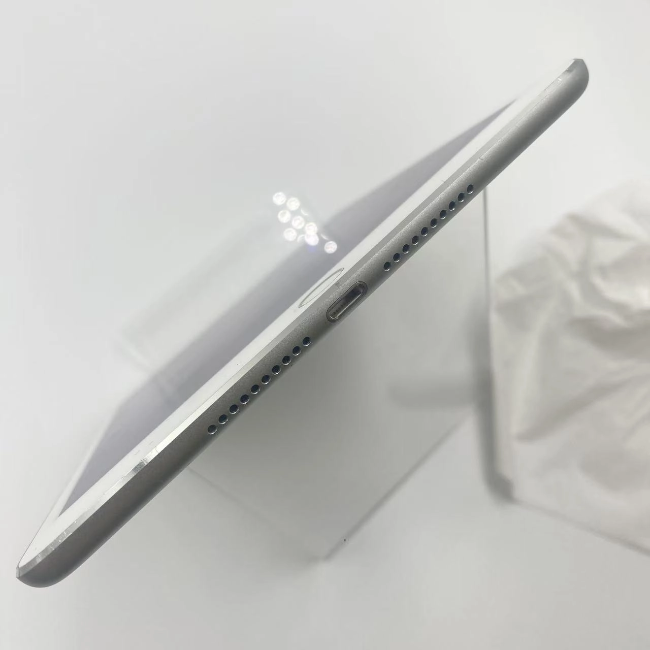 iPad mini 第4世代 64GB シルバー MK732J/A docomo版SIMフリー