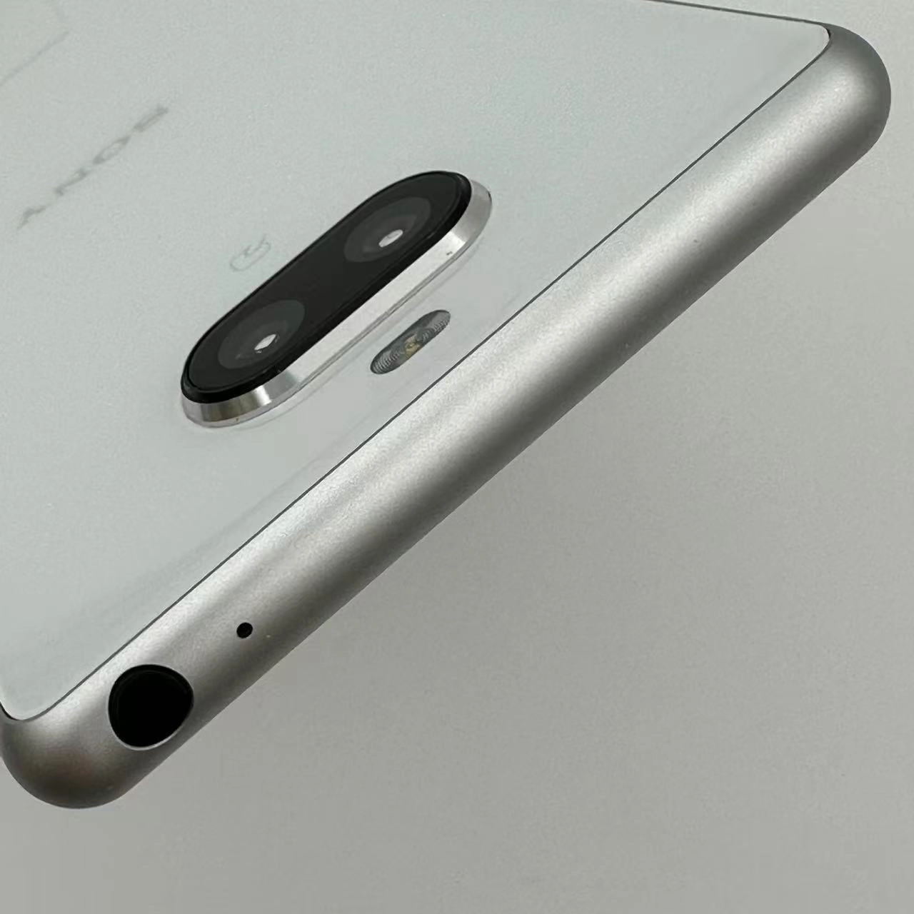 Xperia 8 64GB ホワイト SOV42 SIMロック解除済 au