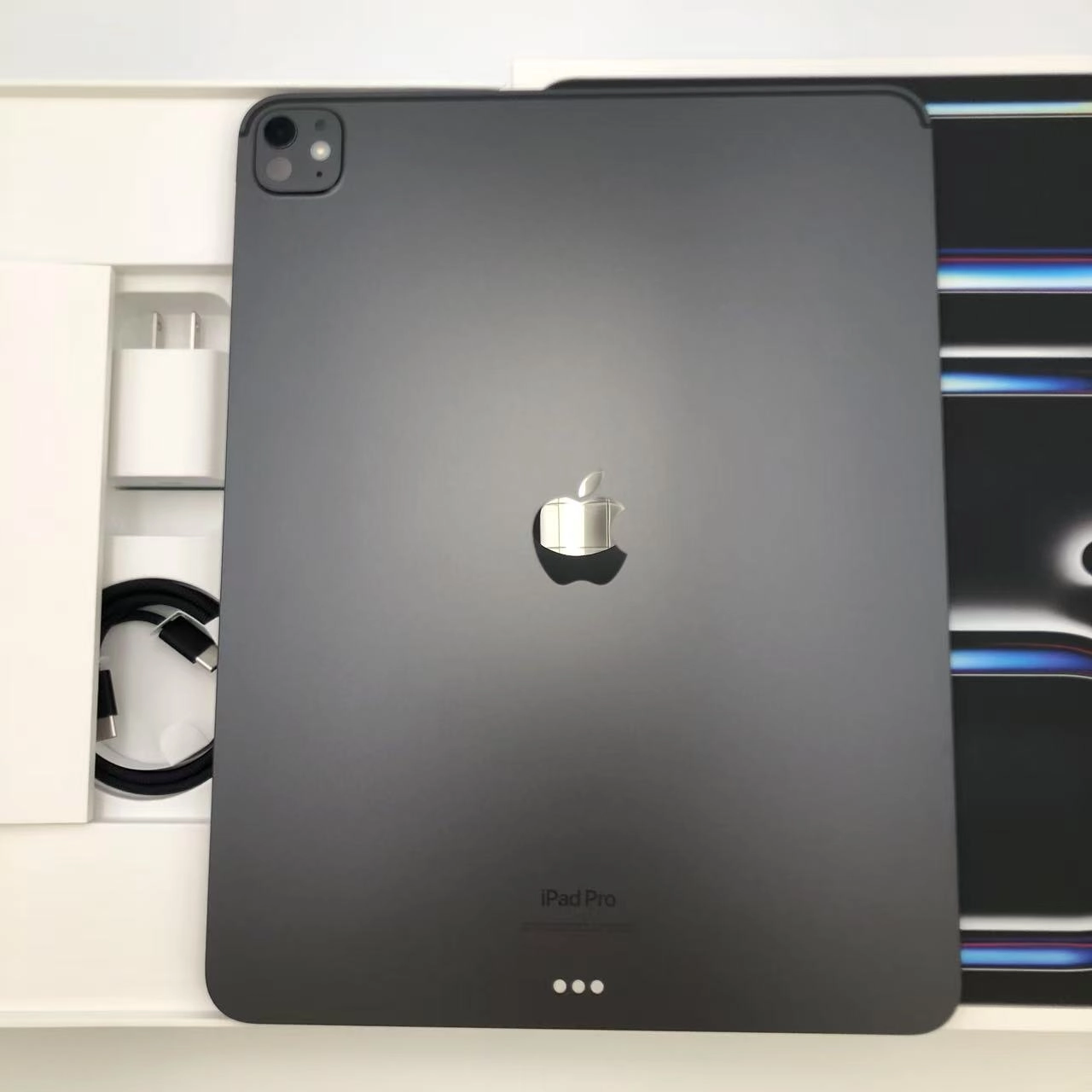 iPad Pro 13インチ 第1世代 Wi-Fiモデル 256GB スペースブラック MVX23J/A ほぼ新品