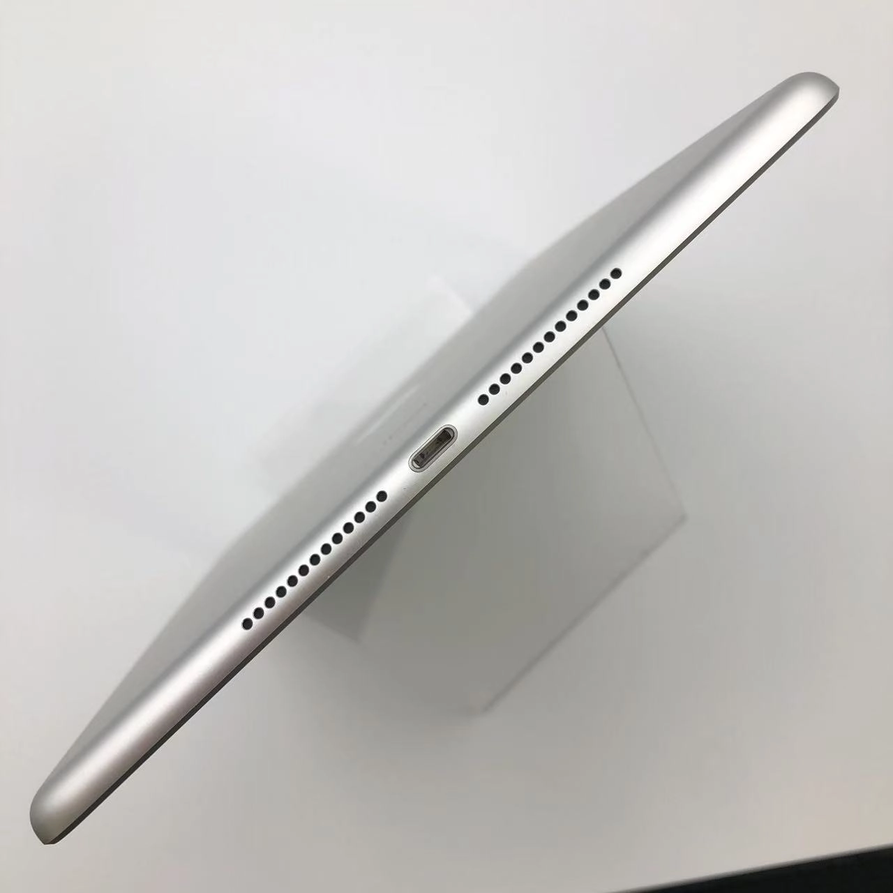 iPad 第6世代 32GB シルバー MR6P2J/A AU版SIMフリー 極美品