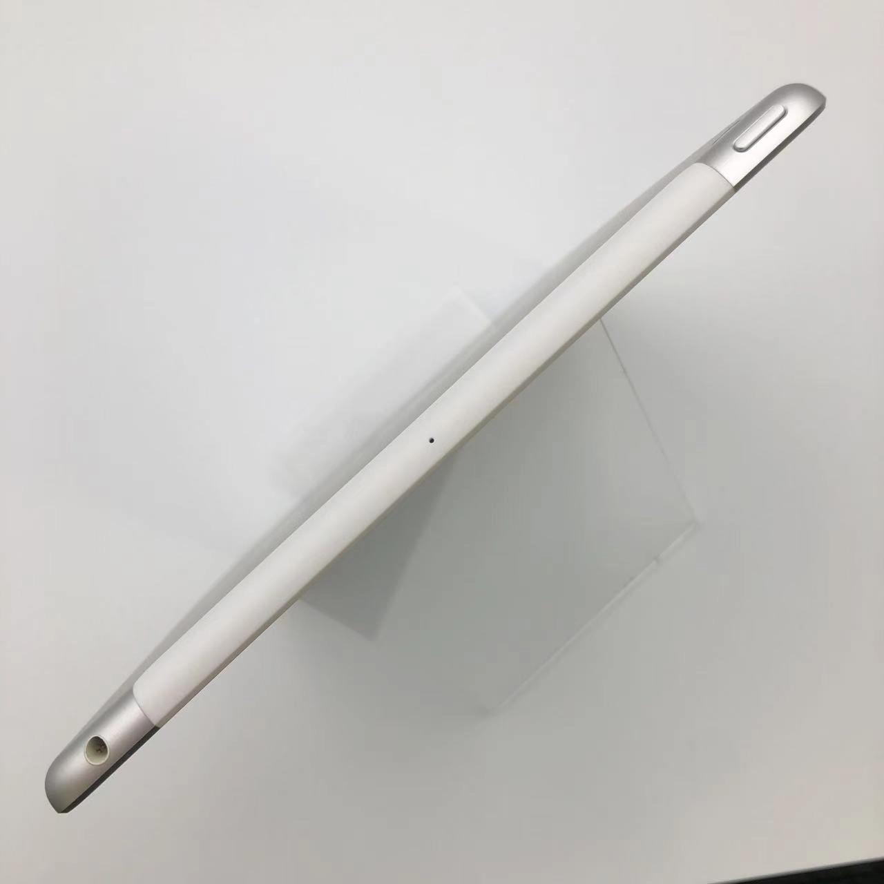 iPad 第6世代 32GB シルバー MR6P2J/A AU版SIMフリー 極美品