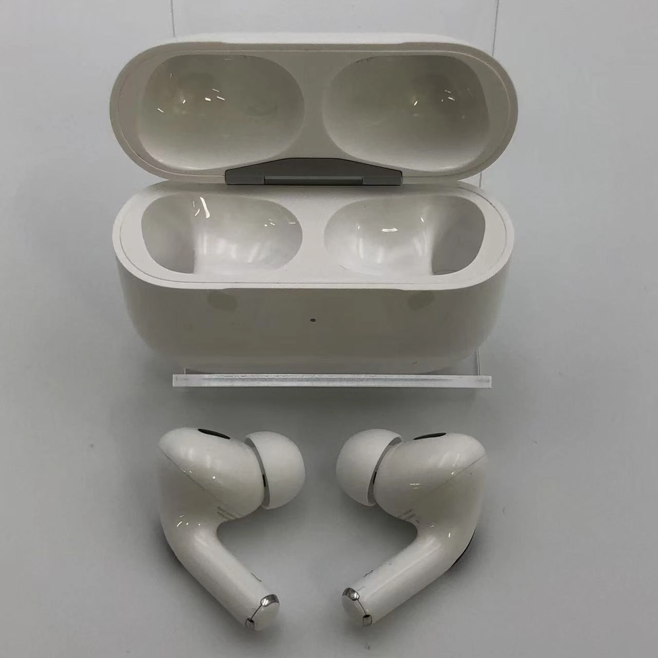 AirPods Pro 第2世代 MagSafe充電ケース(USB-C)付き ホワイト MTJV3J/A