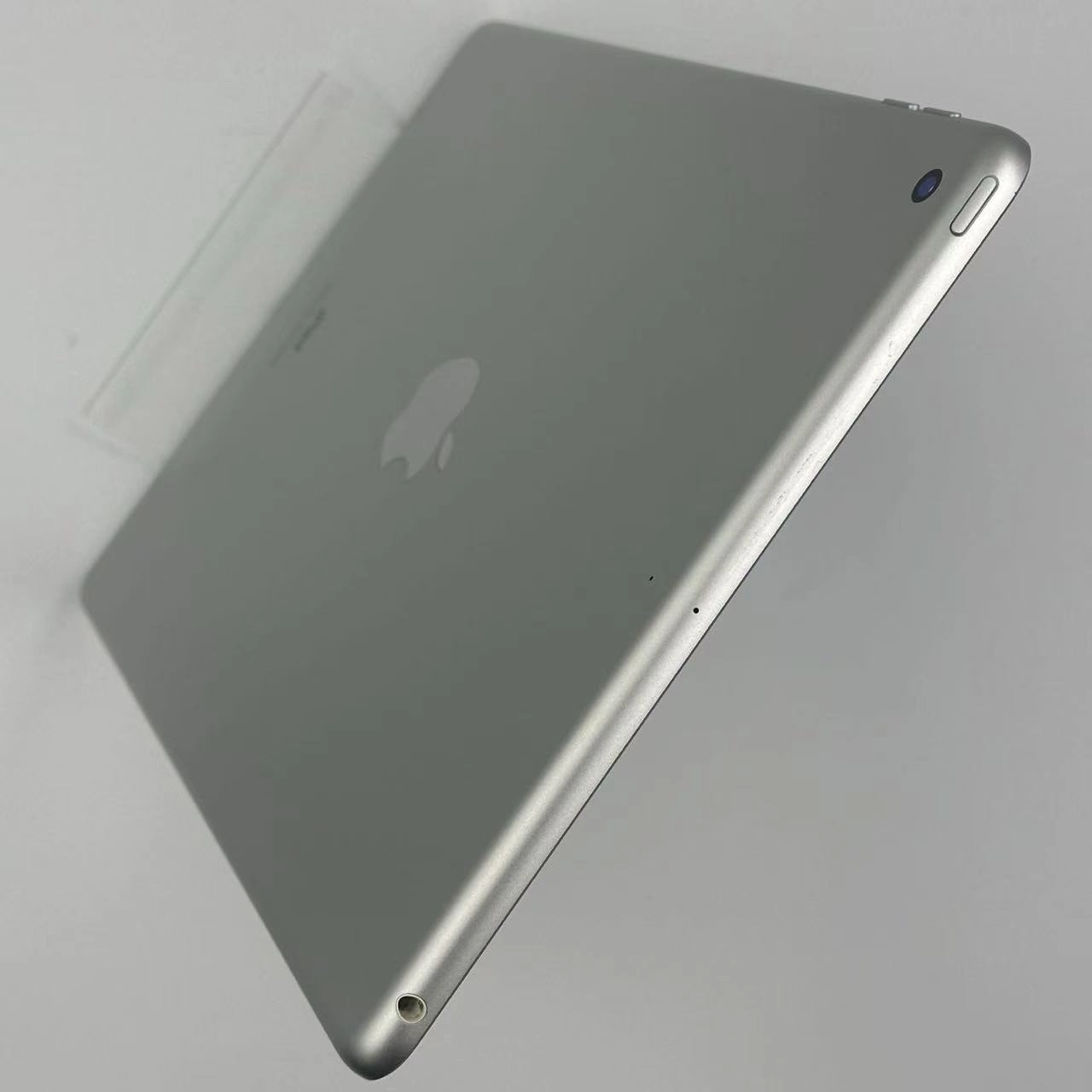 iPad 第8世代 Wi-Fiモデル 32GB シルバー MYLA2J/A 美品