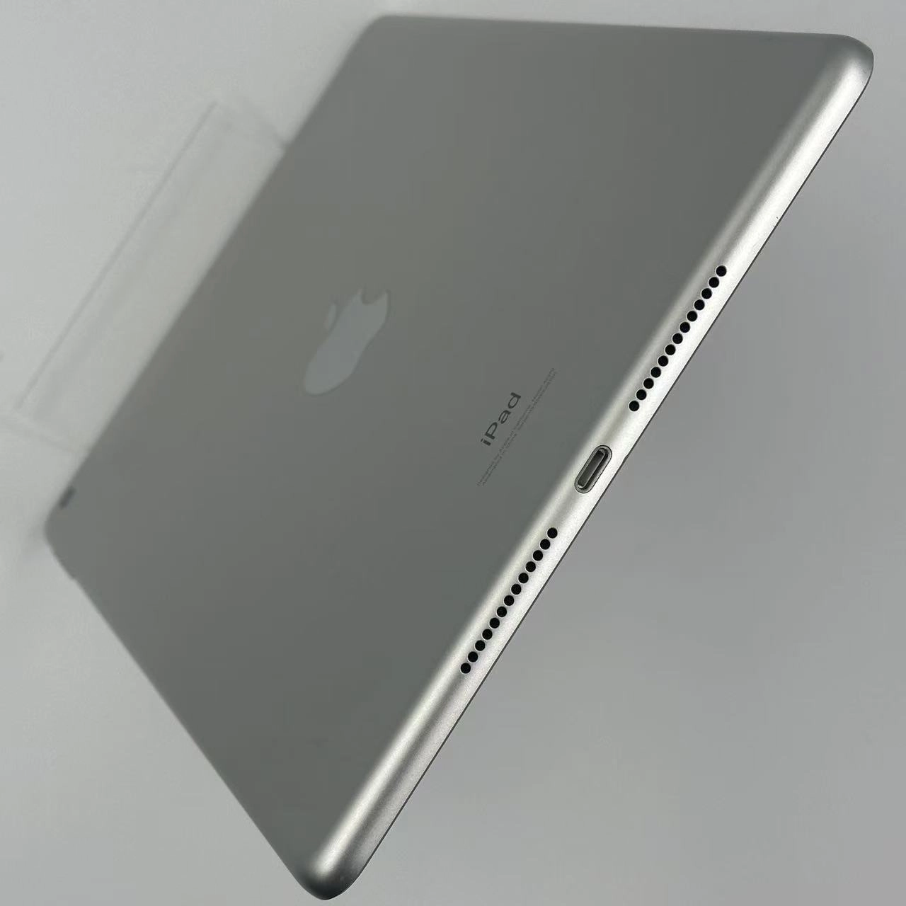 iPad 第8世代 Wi-Fiモデル 32GB シルバー MYLA2J/A 美品