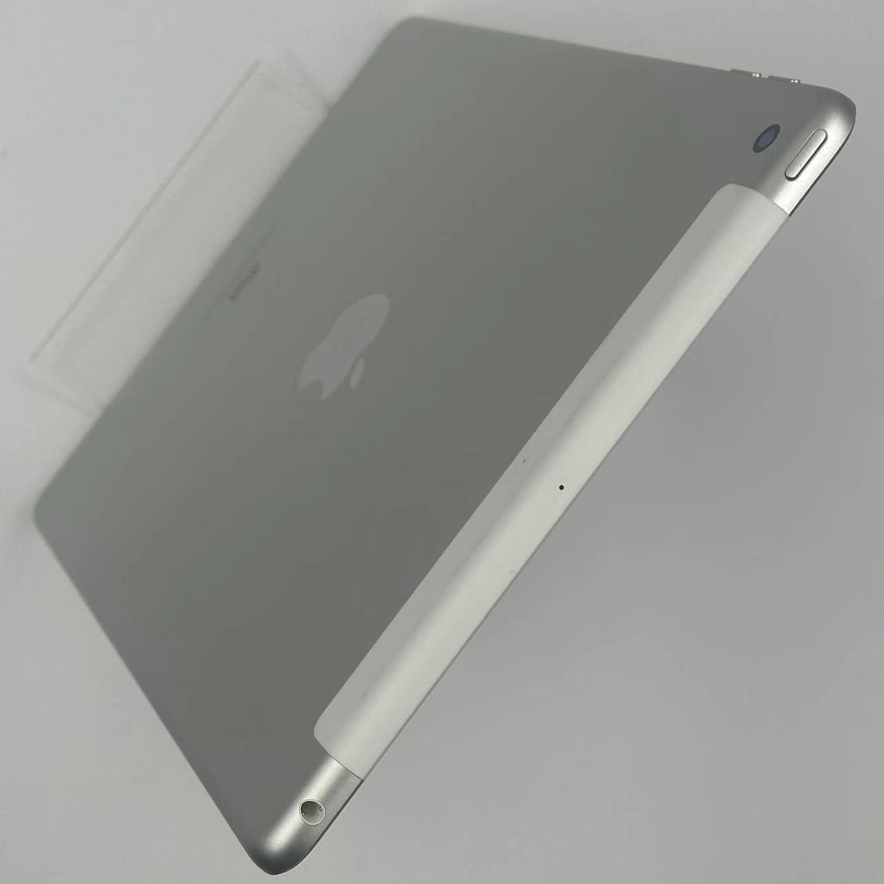 iPad 第6世代 32GB シルバー MR6P2J/A docomo版SIMフリー 美品