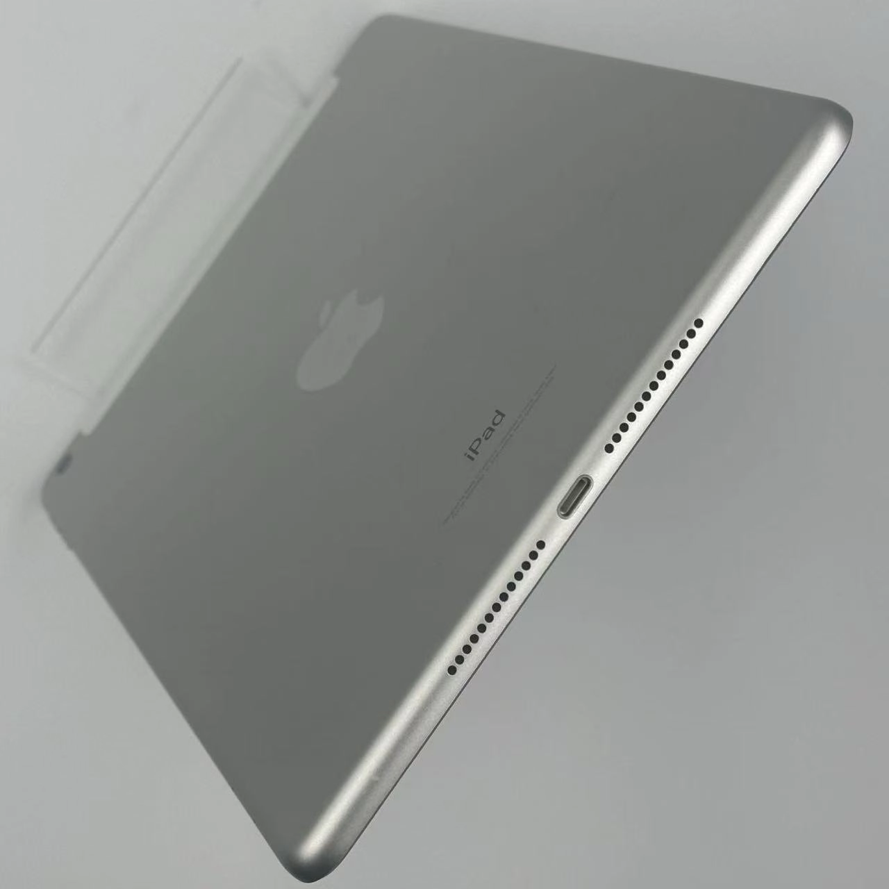 iPad 第6世代 32GB シルバー MR6P2J/A docomo版SIMフリー 美品