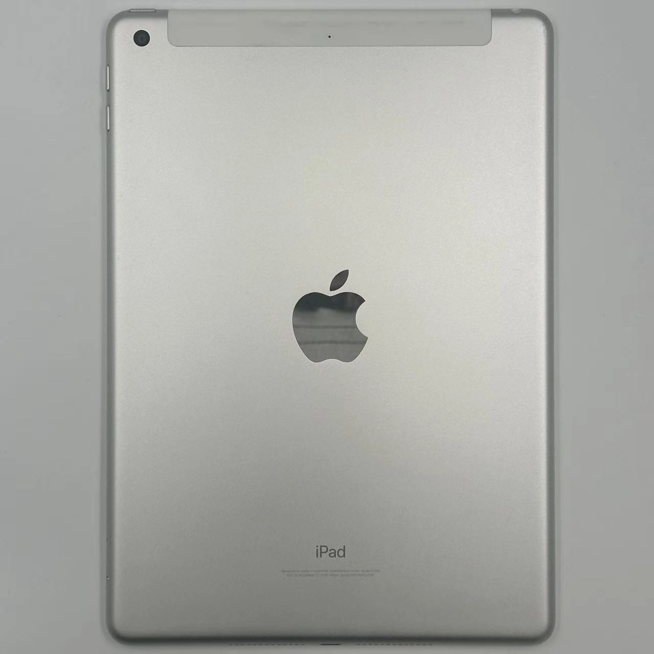 iPad 第6世代 32GB シルバー MR6P2J/A docomo版SIMフリー 美品