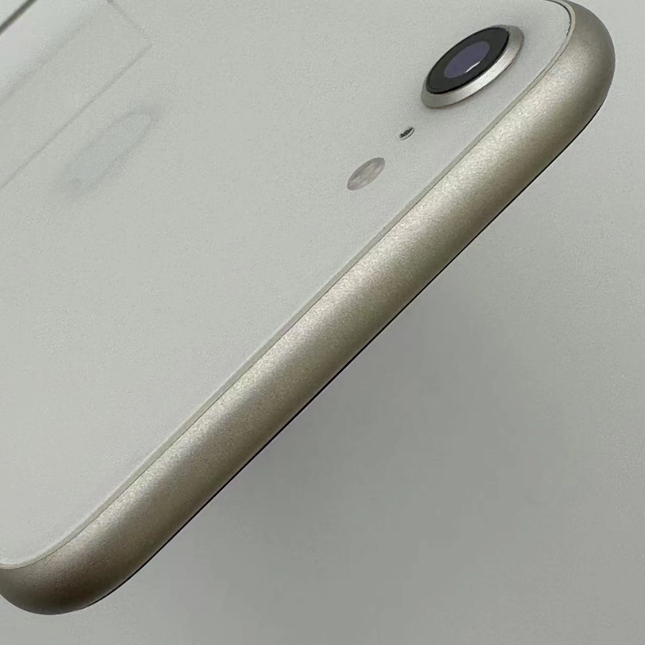 iPhoneSE 第3世代 128GB スターライト MMYG3J/A docomo版SIMフリー 美品