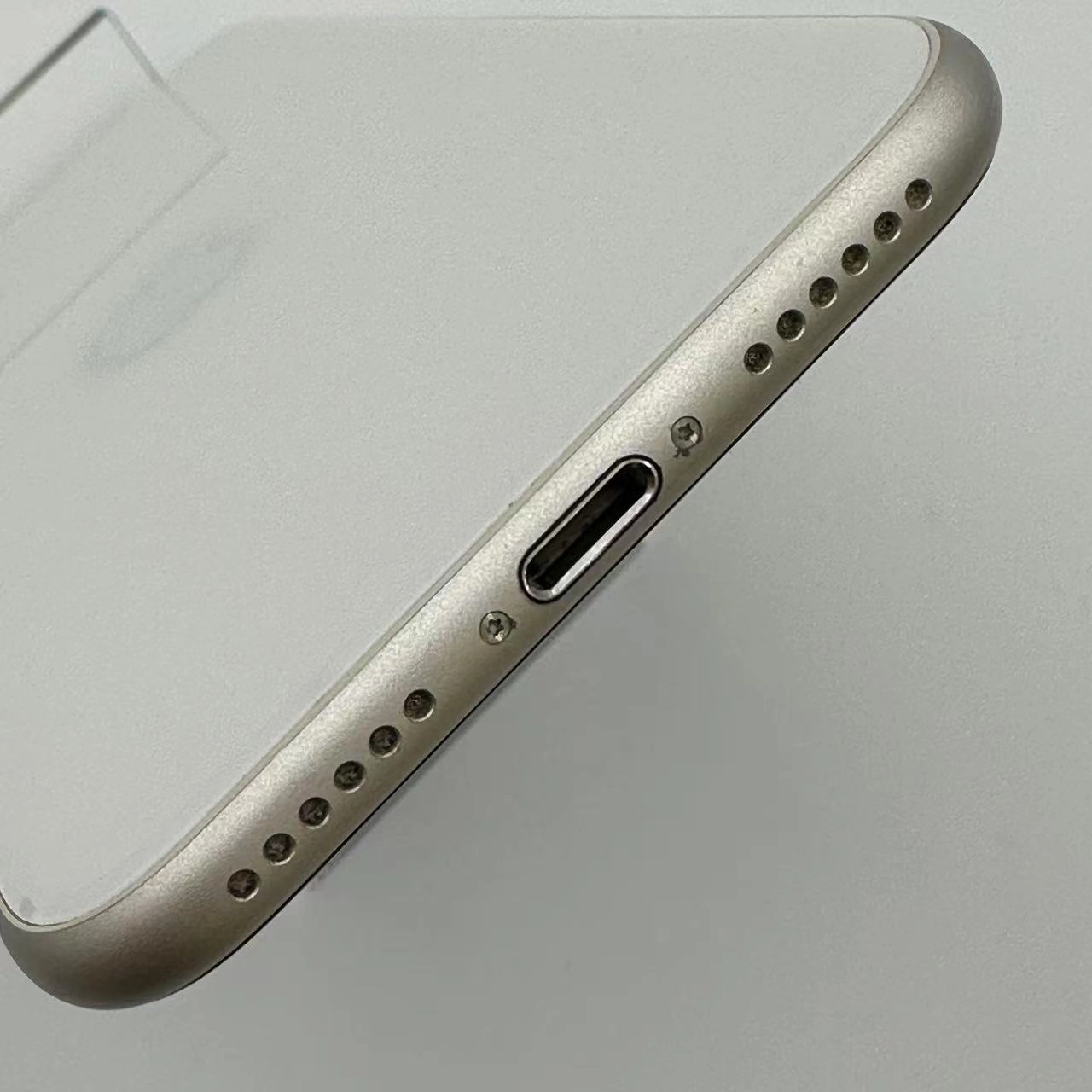 iPhoneSE 第3世代 128GB スターライト MMYG3J/A docomo版SIMフリー 美品