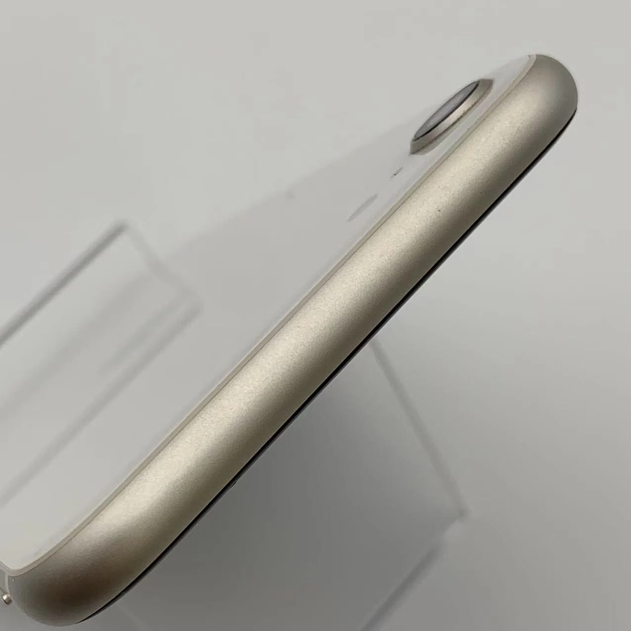 iPhoneSE 第3世代 64GB スターライト MMYD3J/A docomo版SIMフリー