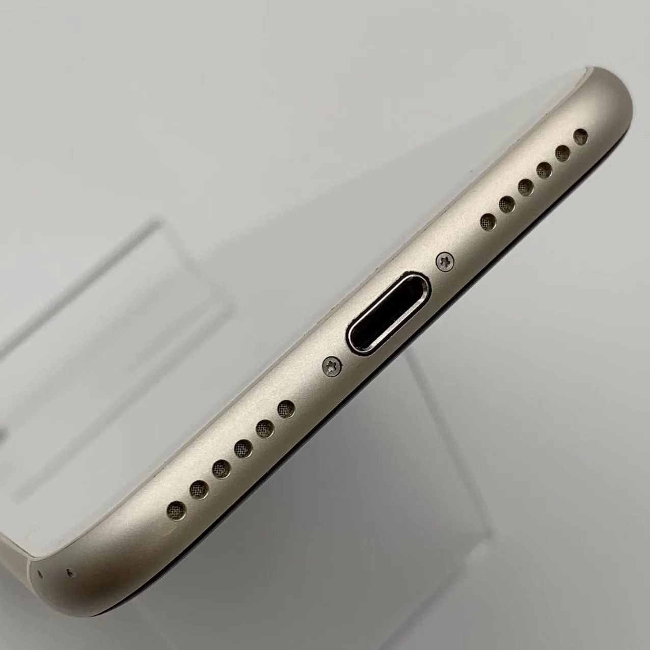 iPhoneSE 第3世代 64GB スターライト MMYD3J/A docomo版SIMフリー