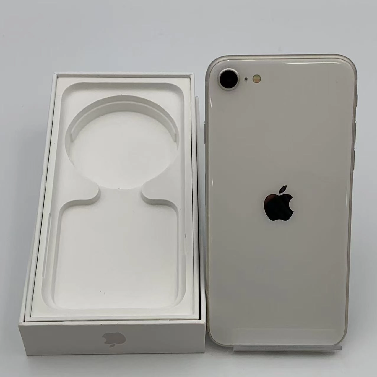 iPhoneSE 第3世代 64GB スターライト MMYD3J/A docomo版SIMフリー