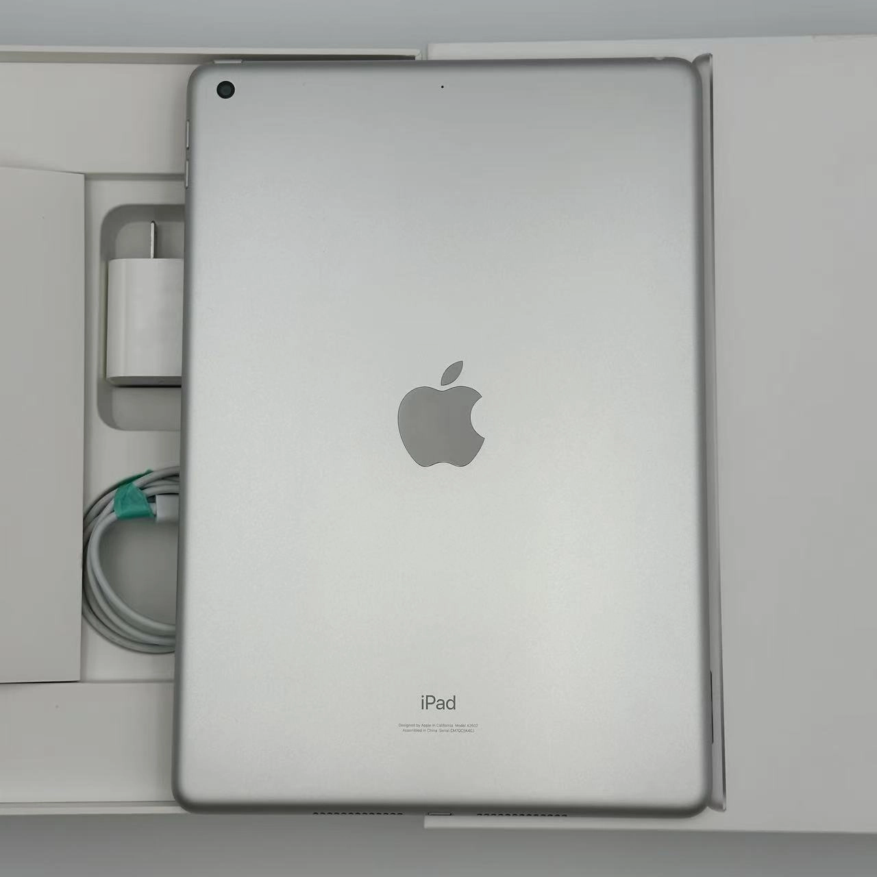 iPad 第9世代 Wi-Fiモデル 64GB シルバー MK2L3J/A 極美品