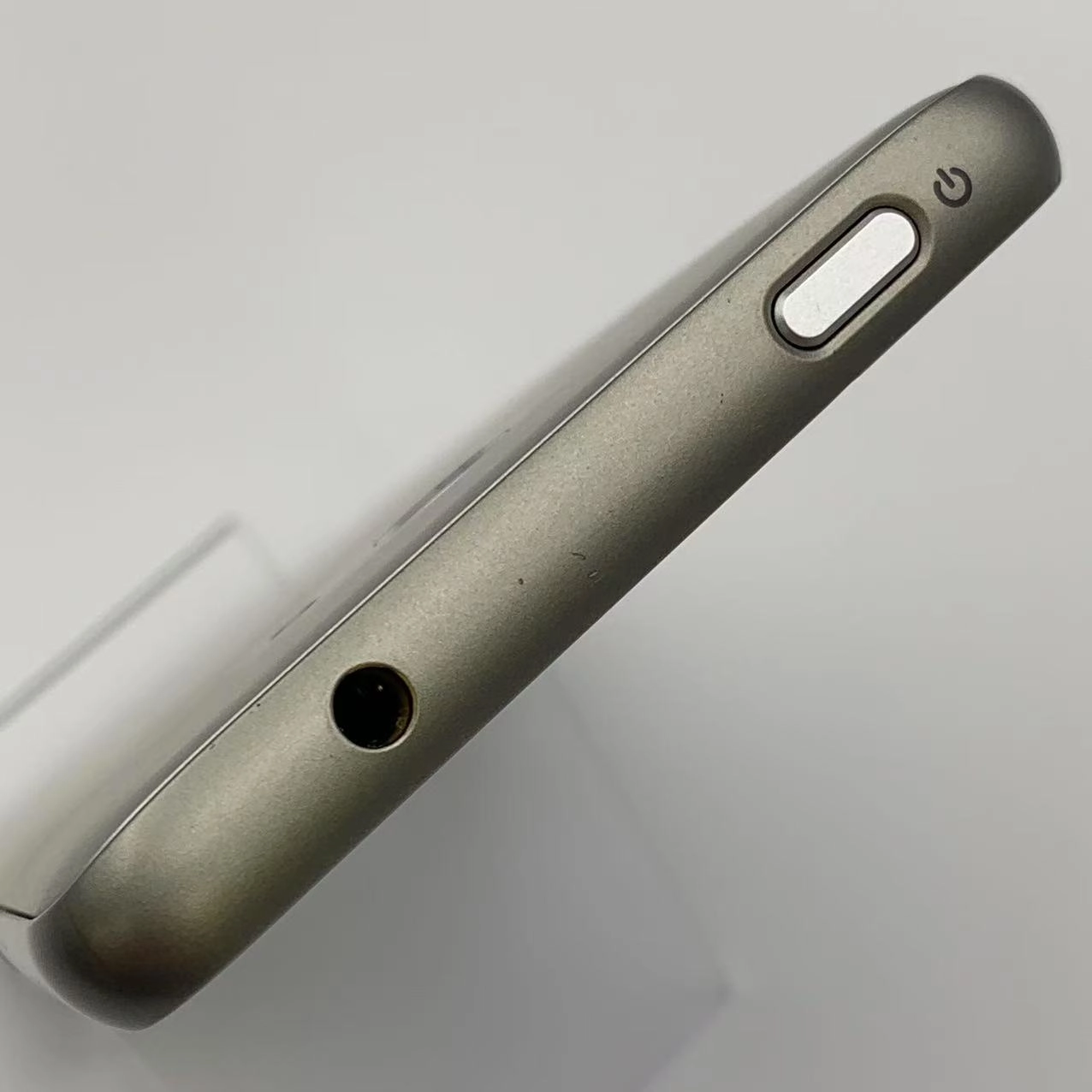 BASIO4 32GB シャンパンゴールド KYV47-u au版 訳あり品