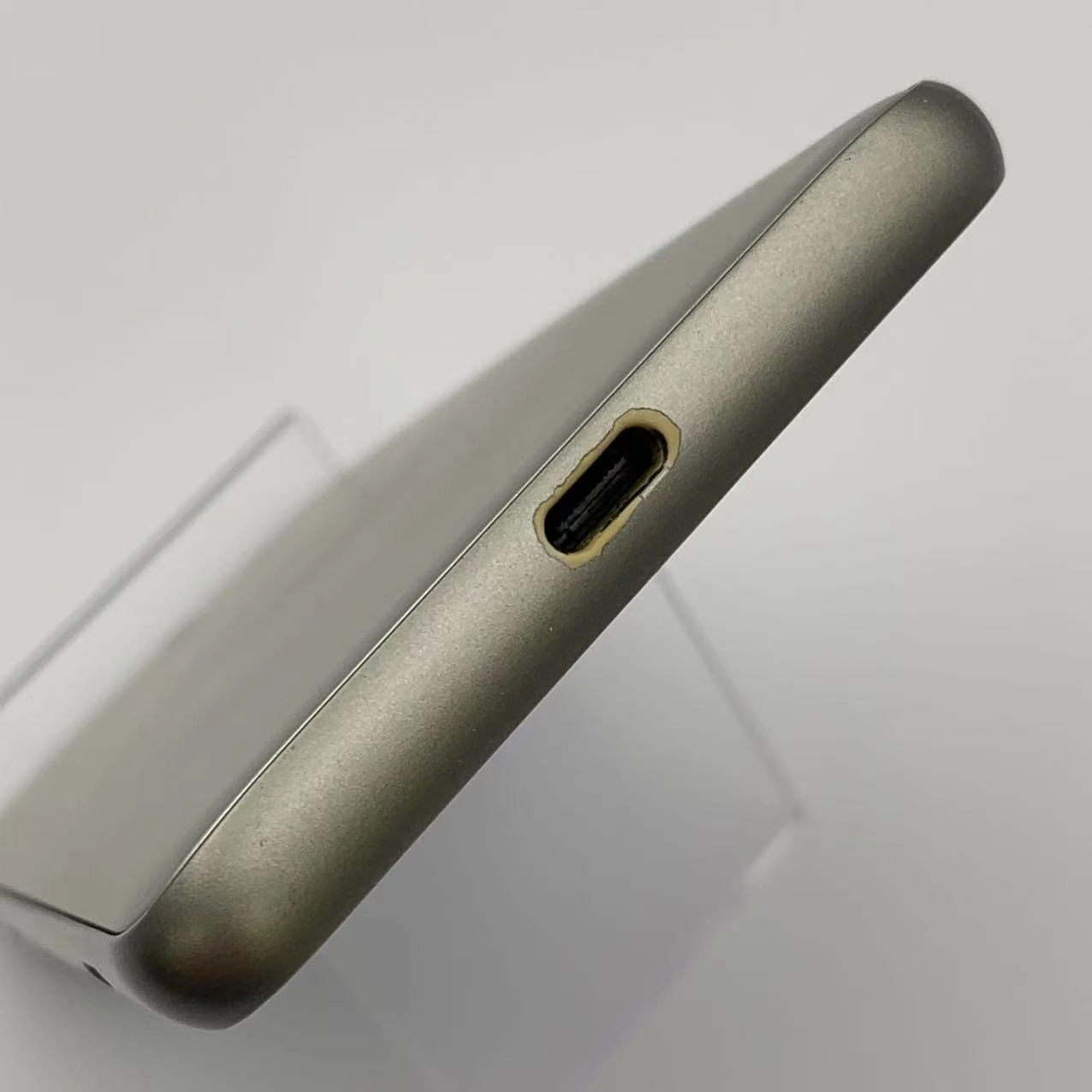 BASIO4 32GB シャンパンゴールド KYV47-u au版 訳あり品