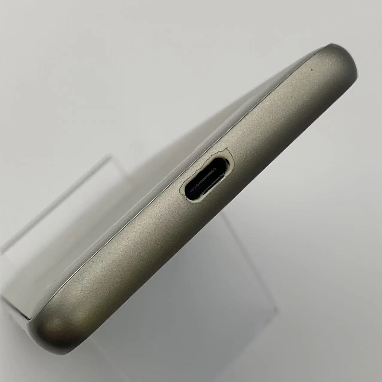 BASIO4 32GB シャンパンゴールド KYV47-u au版