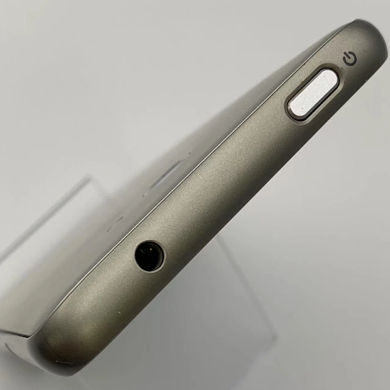 BASIO4 32GB シャンパンゴールド KYV47-u au版