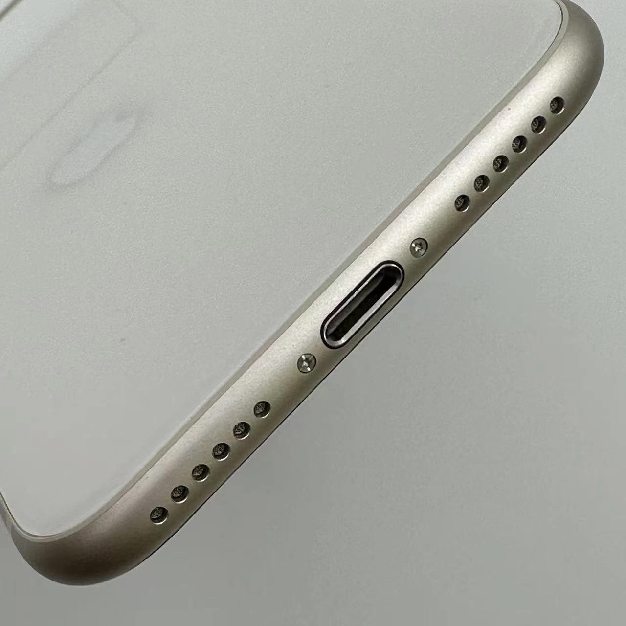 iPhoneSE 第3世代 64GB MMYD3J/A AU版SIMフリー 極美品