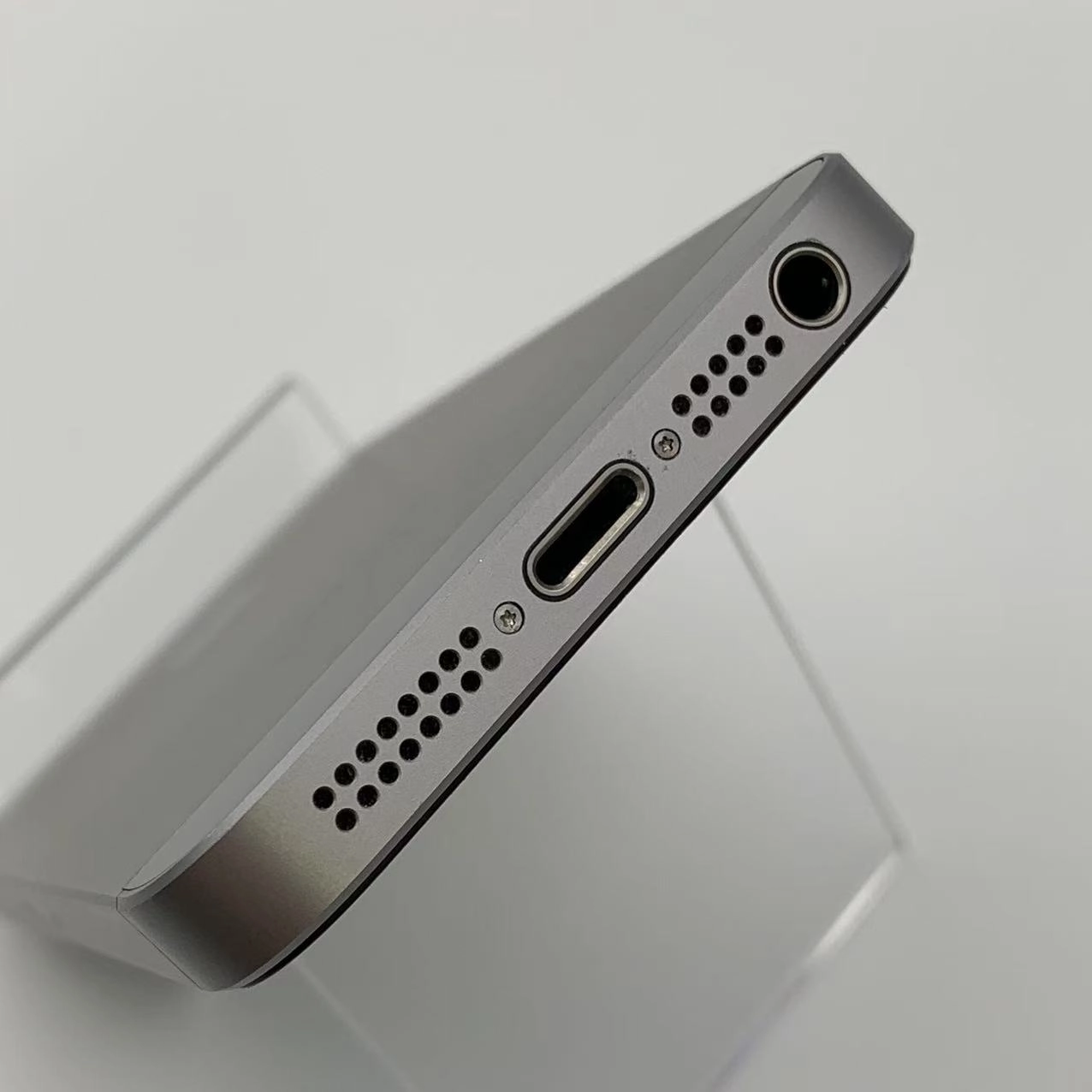 iPhoneSE 32GB スペースグレイ MP822J/A  au版SIMフリー　美品