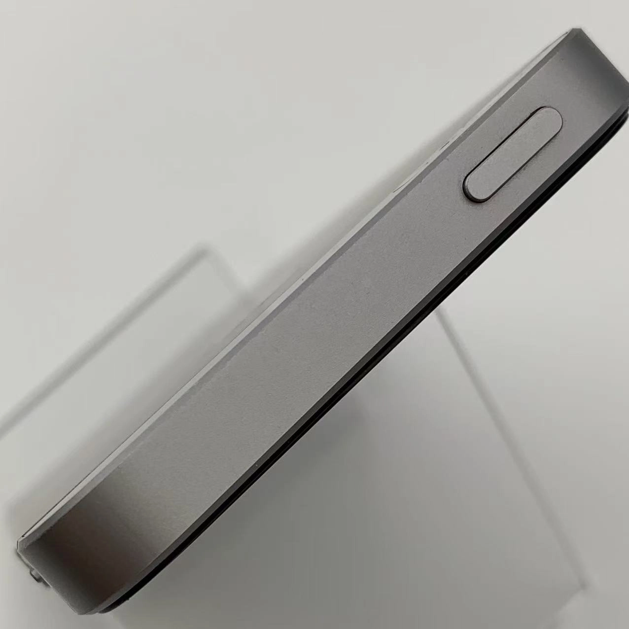 iPhoneSE 32GB スペースグレイ MP822J/A  au版SIMフリー　美品