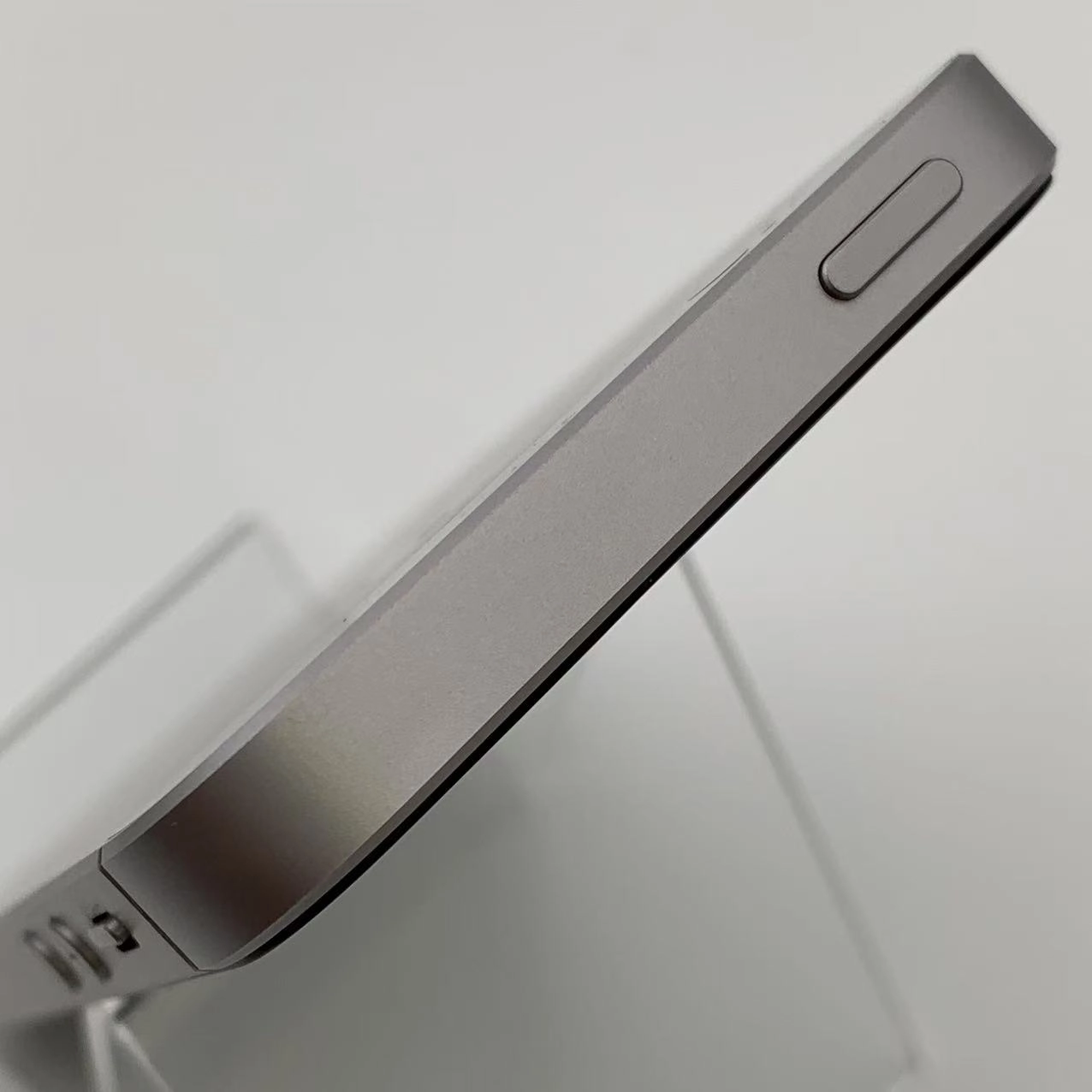 iPhoneSE 16GB スペースグレイ MLLN2J/A SoftBank版SIMフリー