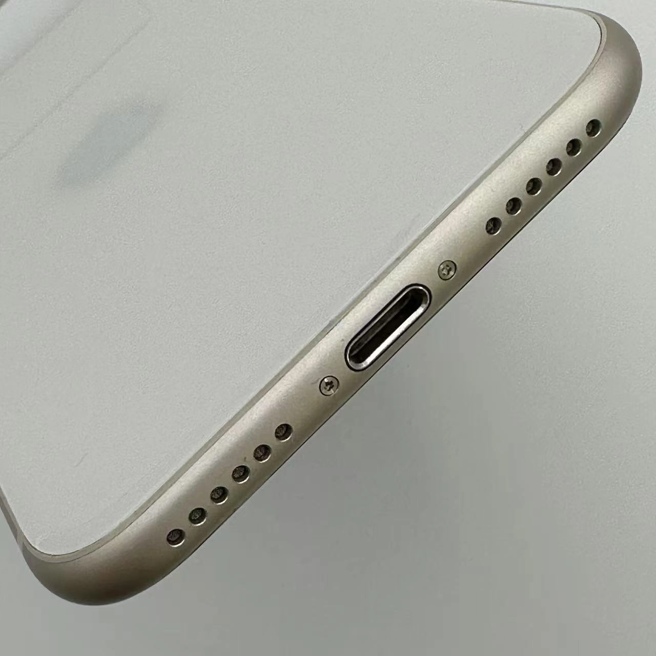 iPhoneSE 第3世代 64GB MMYD3J/A docomo版SIMフリー 極美品