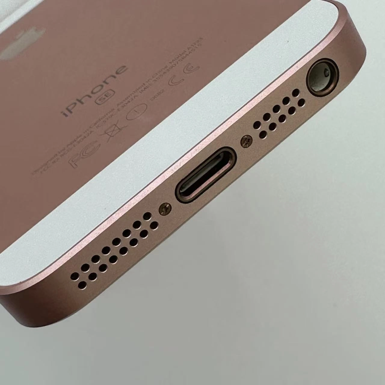 iPhoneSE 64GB ローズゴールド MLXQ2J/A au版SIMフリー