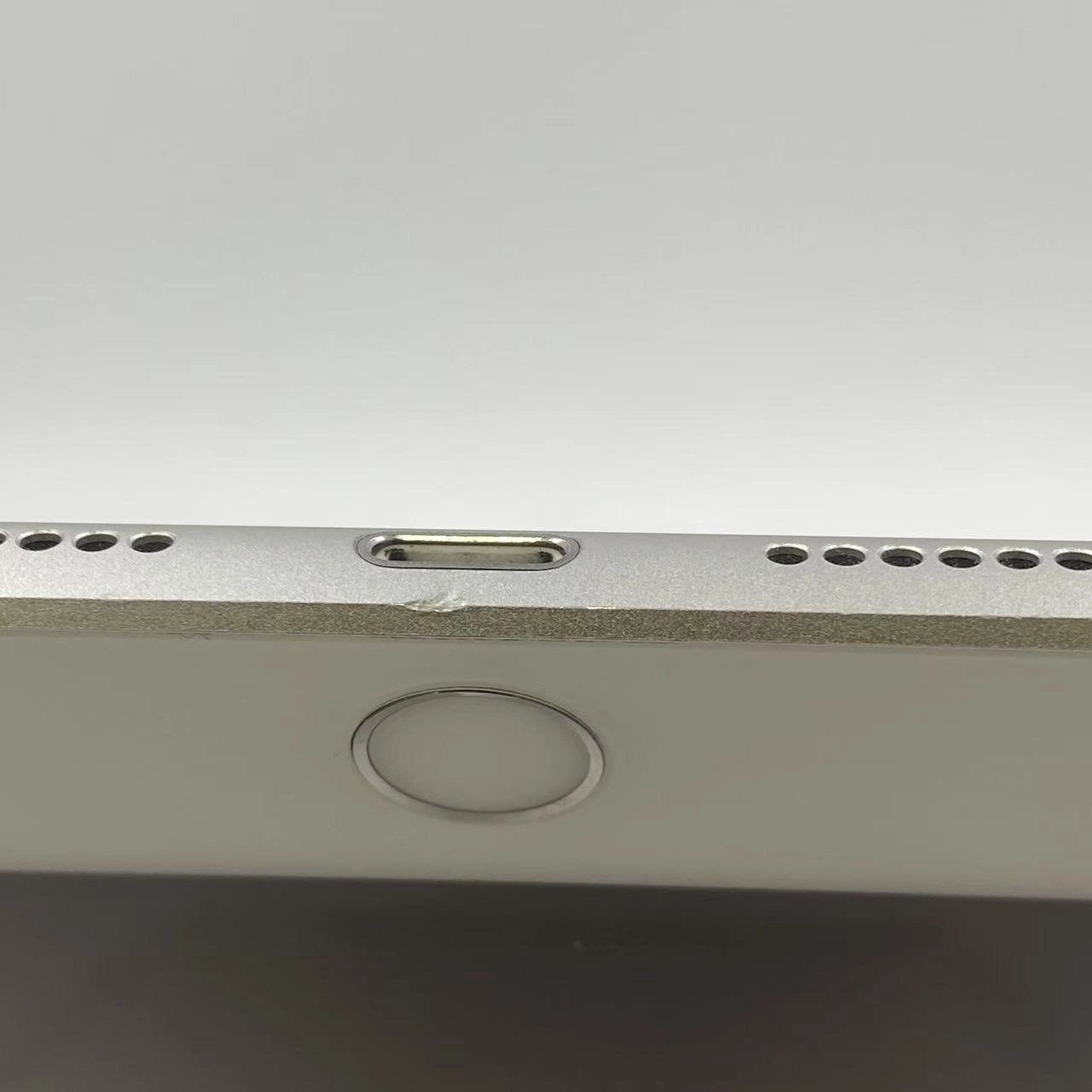 iPad 第8世代 Wi-Fiモデル 128GB MYLE2J/A 訳あり品