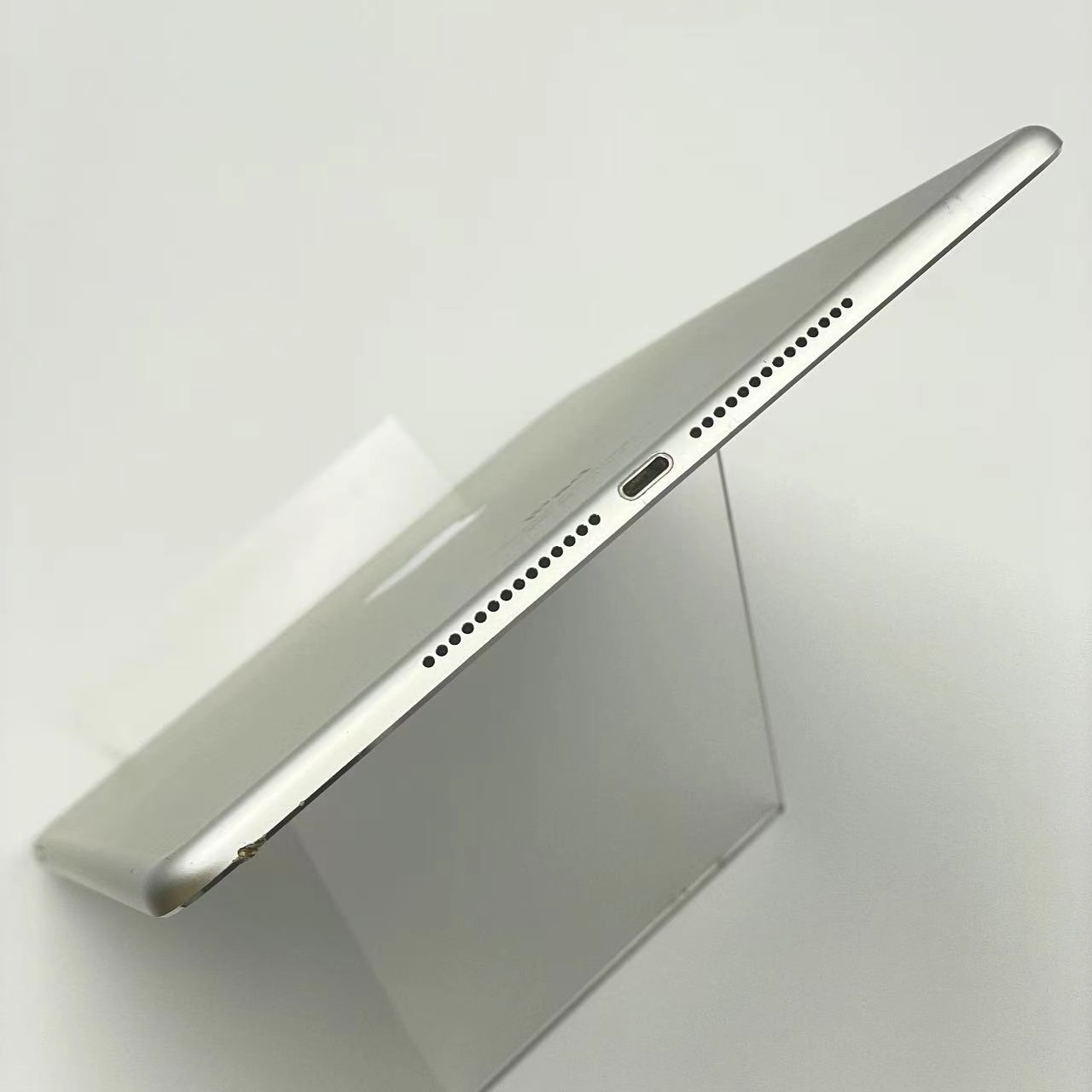 iPad Air 第2世代 Wi-Fiモデル 64GB シルバー MGKM2J/A