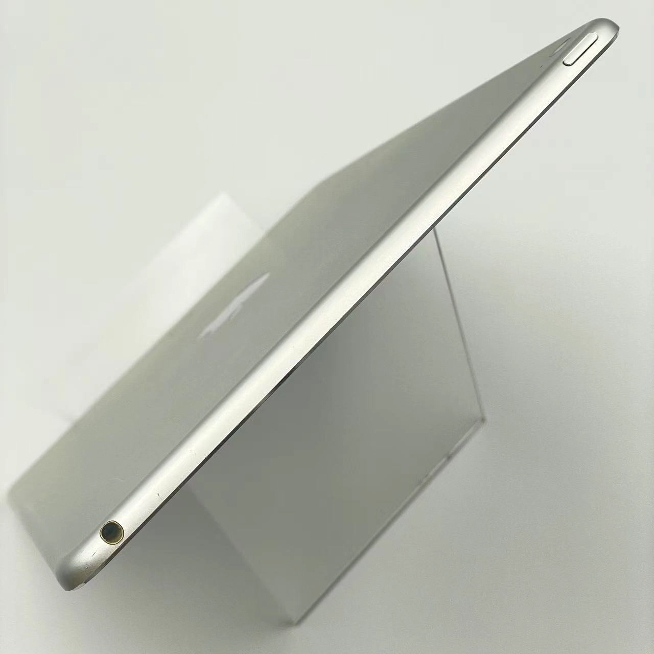 iPad Air 第2世代 Wi-Fiモデル 64GB シルバー MGKM2J/A