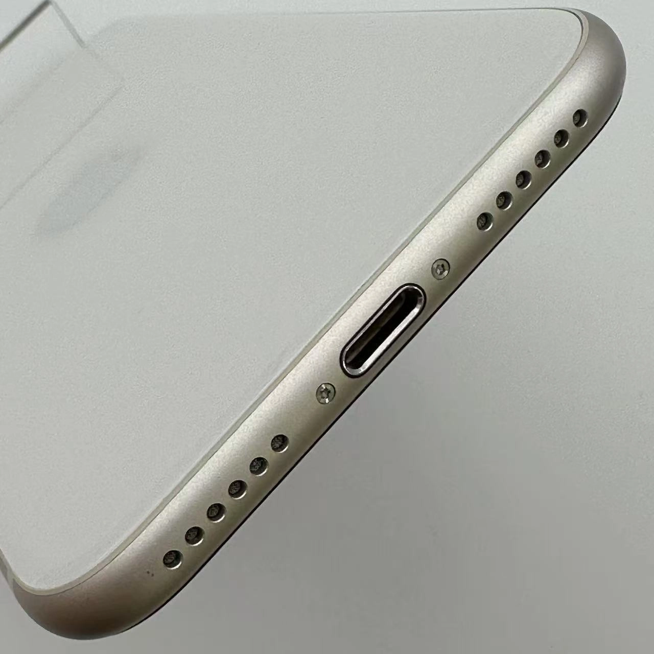 iPhoneSE 第3世代 64GB MMYD3J/A au版SIMフリー 美品