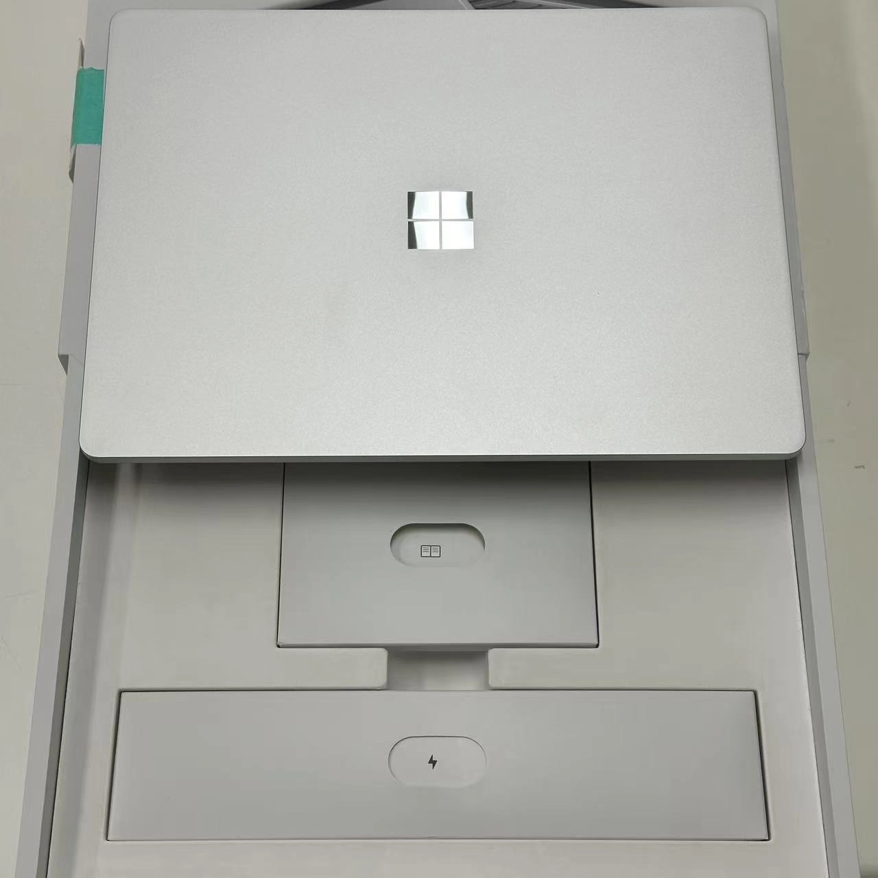 Surface Laptop Go 2 11th i5-1135G7 8GB 128GB 新品同様 8GB/128GB プラチナ