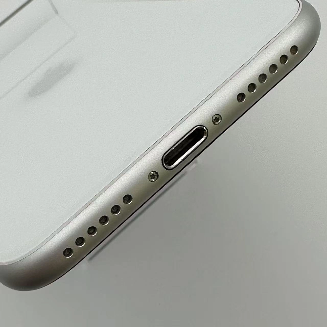 iPhoneSE 第2世代 256GB ホワイト MXVU2J/A AU版SIMフリー 訳あり品 au