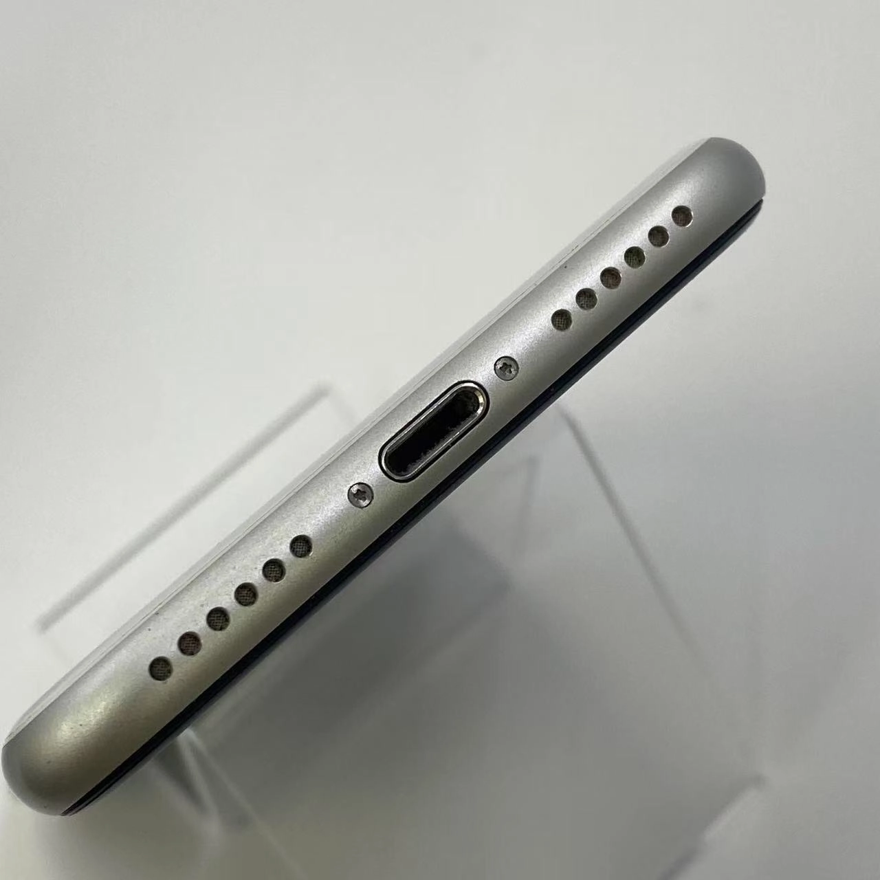 iPhoneSE 第2世代 256GB MXVU2J/A docomo版SIMフリー ホワイト